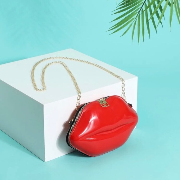 Red Lip-shaped Crossbody Purse - Picture 4 of 4
